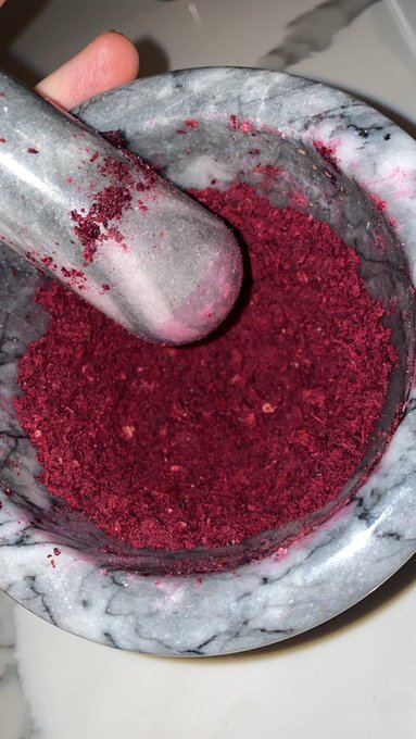 Just making my own bath bombs https://t.co/w0Svmc4DHU