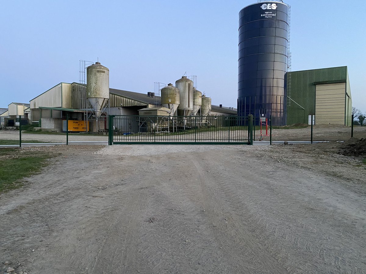 joel_perrocheau's tweet photo. Petit à petit la mise en place des mesures de bio sécurité et de vidéo protection autour de l’élevage avancent 😀. Nous en sommes aux finitions 🥵 https://t.co/9t5WhM2YUB
