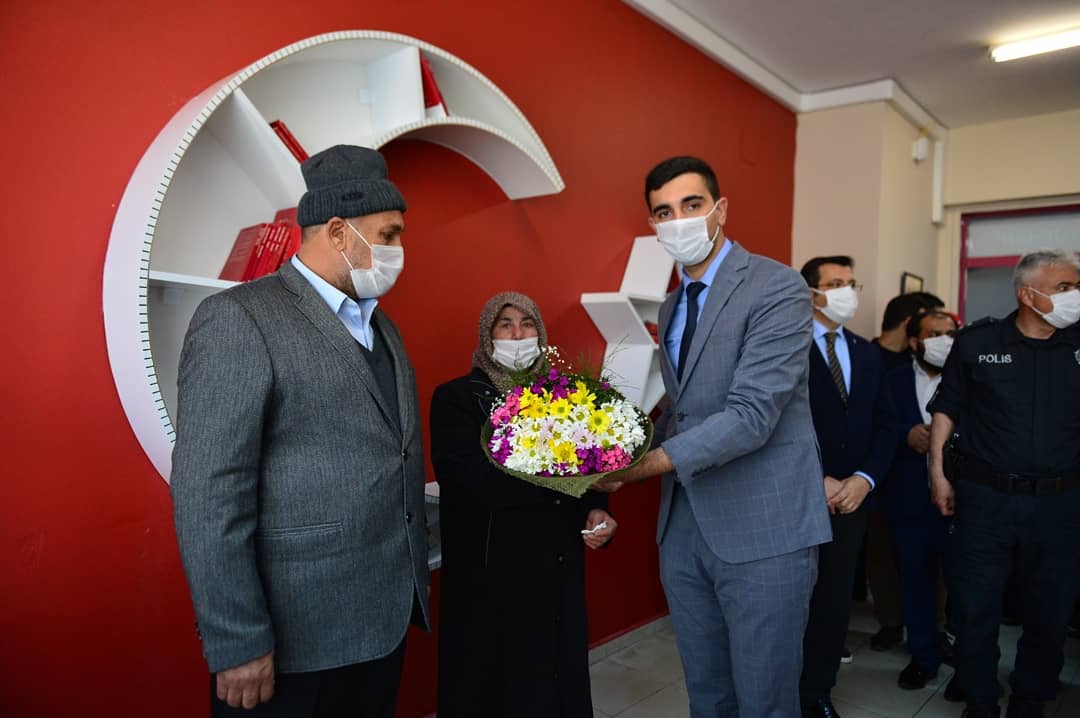 Sefkatelcileri's tweet photo. 4. Kütüphanemizin açılışını gerçekleştirdik.

✨Göksün /esenköy ilk ve orta okuluna yeni ŞEHİT ALİ ÖZDEMİR adını vererek bir kütüphane açılışı yaptık. Kütüphanemizin bütün  tasarımları bize ait🤗 ve 2500 adet kitap bağışlandı... https://t.co/AidIbpNvyQ
