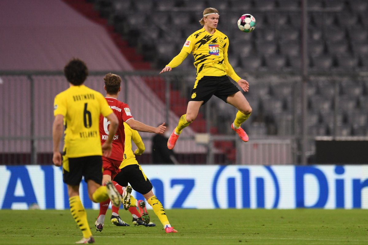 footballontnt's tweet photo. Erling Haaland can now levitate. 👽 #DerKlassiker https://t.co/Q0cA0e2l06