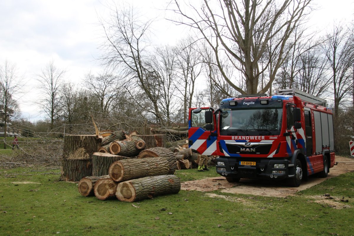 Brandweer bevrijdt kind tussen boomstammen in Aa-landen - #nieuws #zwolle..