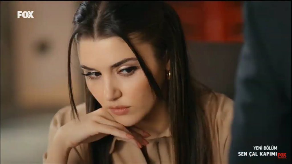 SenCalKapimiBr's tweet photo. Hande Erçel appreciation tweet 😍 

 #sençalkapımı https://t.co/V7s3YW2yoo