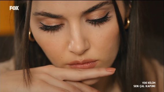 SenCalKapimiBr's tweet photo. Hande Erçel appreciation tweet 😍 

 #sençalkapımı https://t.co/V7s3YW2yoo