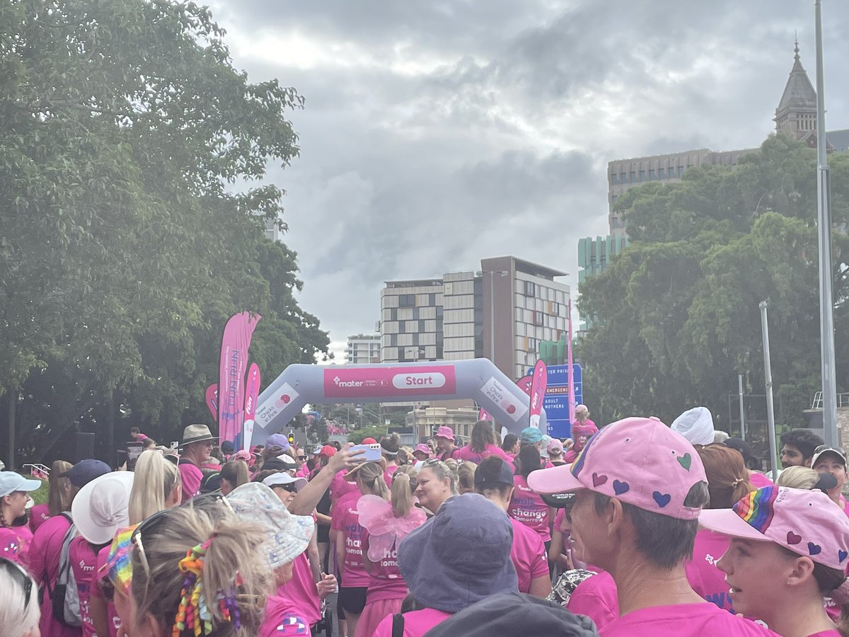 _Hahnapaulooza's tweet photo. Running with the #chicksinpink for the Mater Hospital raising funds to support women with breast cancer. https://t.co/oUGm6lPRgR
