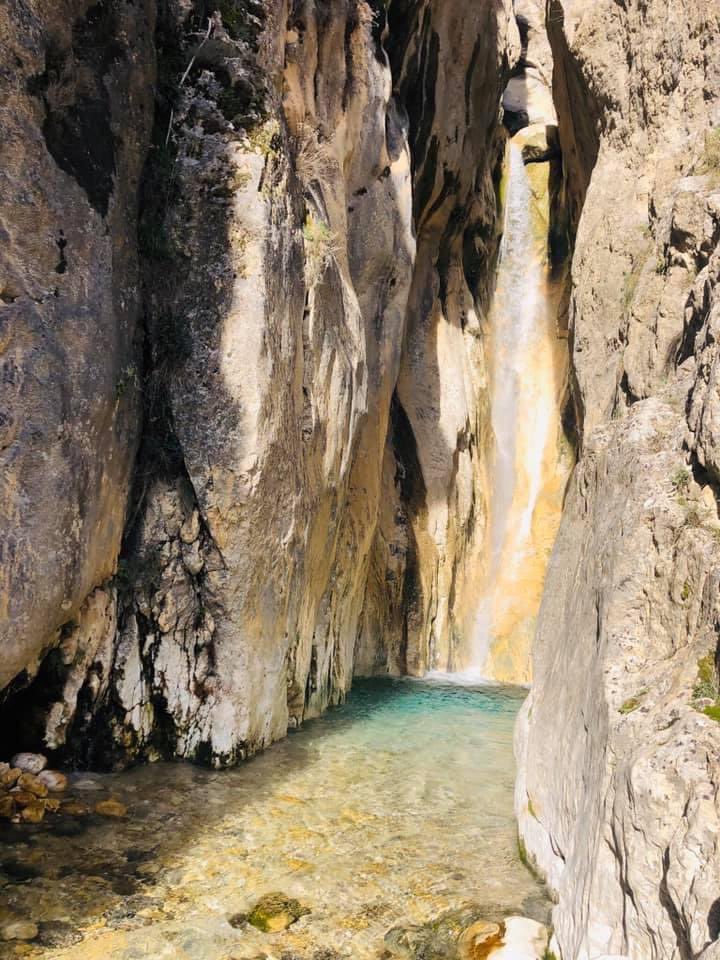 📍Cerrada de Lézar, en pleno corazón del Parque Natural #SierraDeCastril 🗻🌿.

📸 Sergio Dengra Cerezuela 

#ConoceCastril #RíoCastril #Castril #CastrilParaisoNatural #Granada #MilYUna #GeoparqueDeGranada #SierraDeCastril
#Naturaleza #AsiEsAndalucia #ComparteAndalucia