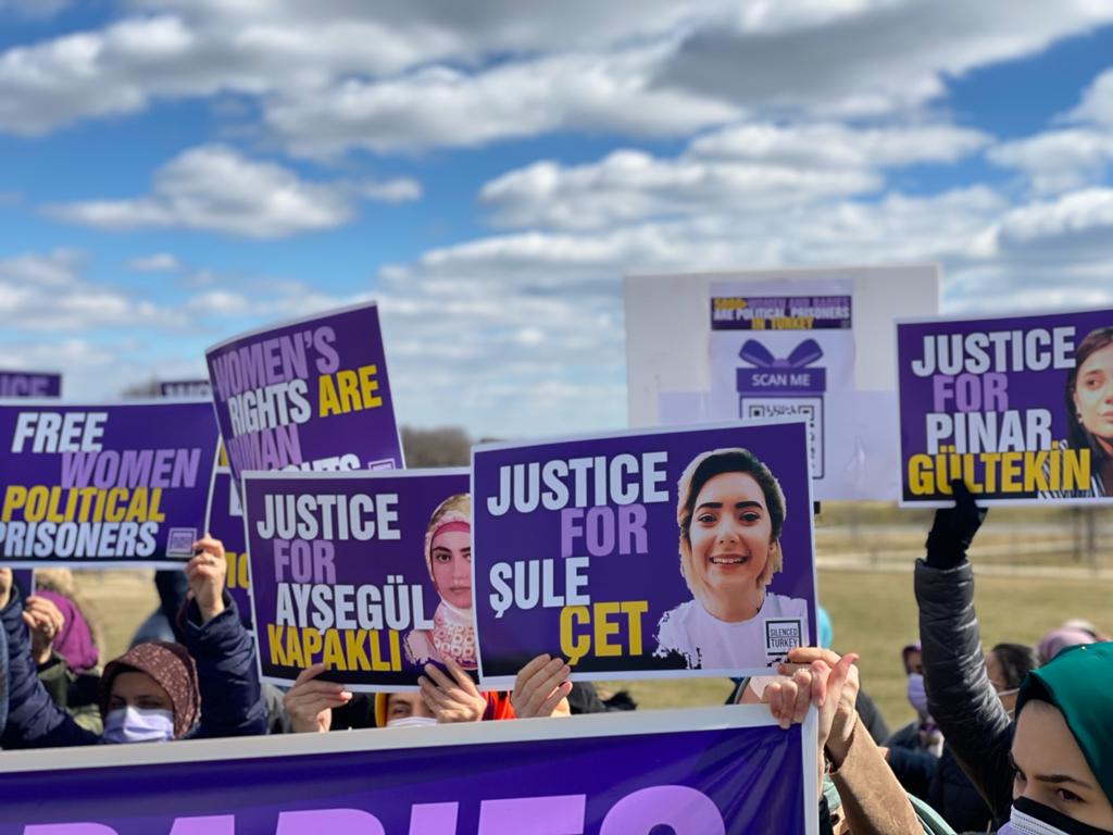 Kadinn_Sesi's tweet photo. Over 300 woman died in 2020 in Turkey alone. Important topics like these should be taken seriously. Innocent people are loosing their live and people with political power ignore our cryings.
#Fight4WomenTurkey https://t.co/DrlY8hzUSS
