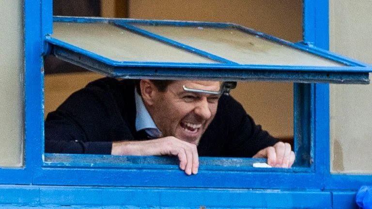 AccidentalP's tweet photo. “Lynnnnnnn, I’ve pierced my foot on a spiiiiiiiike.” https://t.co/QsAYoWYDsQ