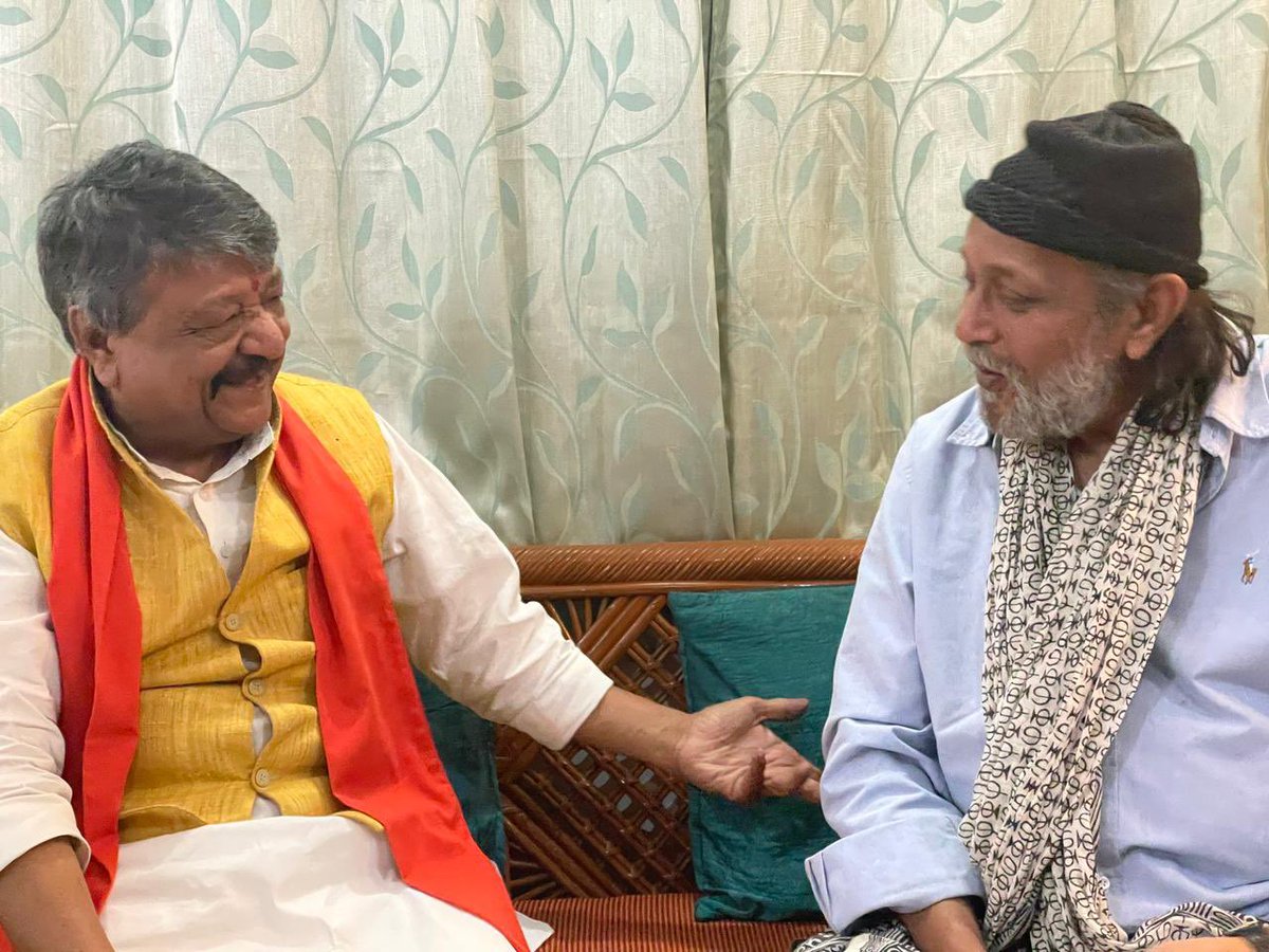 KailashOnline's tweet photo. अभी देर रात कोलकाता के बेलगाचिया में सिनेमा जगत के माशूर अभिनेता मिथुन दाँ के साथ लम्बी चर्चा हुई ।
उनकी राष्ट्र भक्ति  और ग़रीबों के प्रति प्रेम की कहानियाँ सुनकर मन गद-गद हो गया । https://t.co/1REwfpZNax