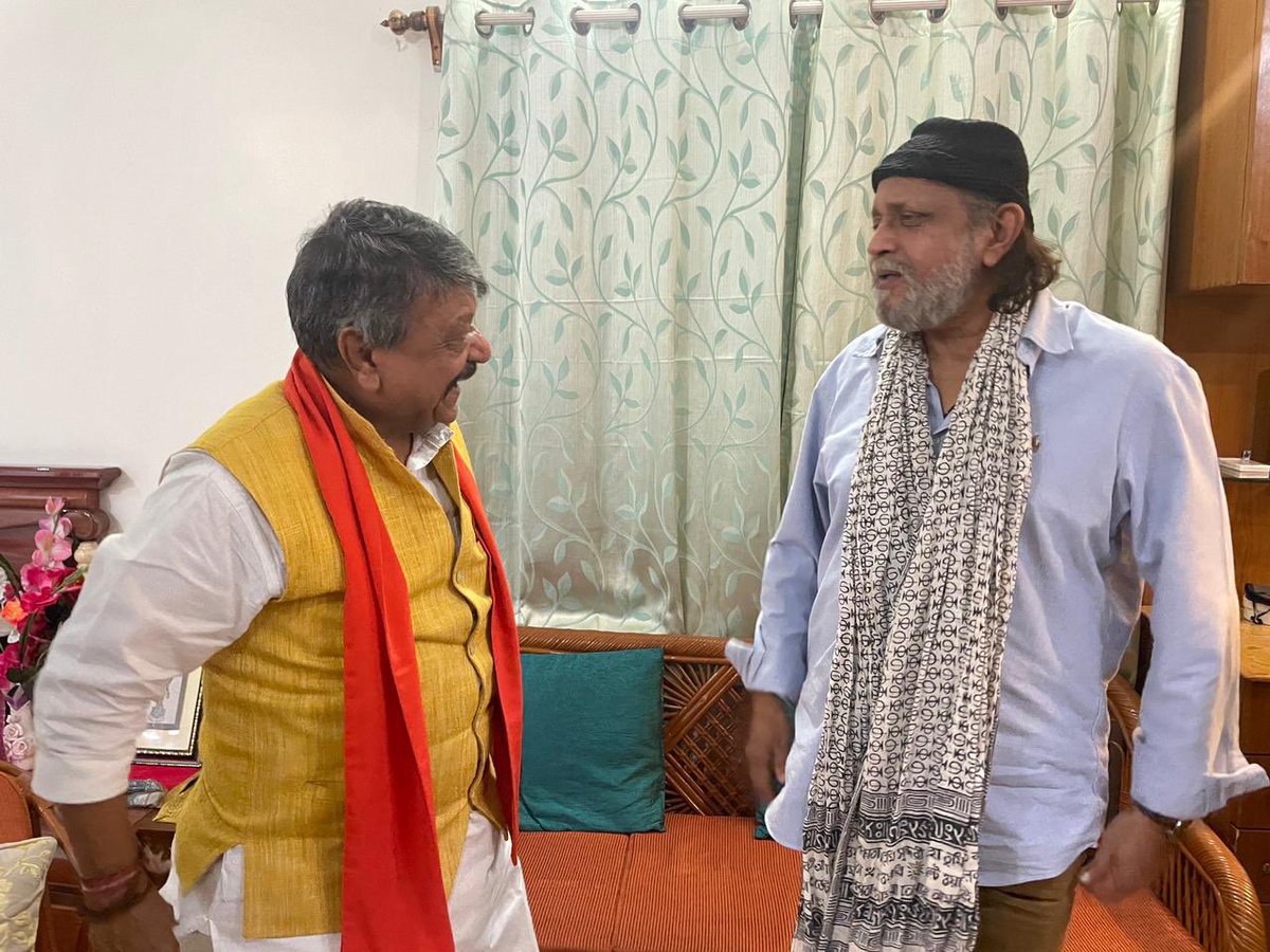 KailashOnline's tweet photo. अभी देर रात कोलकाता के बेलगाचिया में सिनेमा जगत के माशूर अभिनेता मिथुन दाँ के साथ लम्बी चर्चा हुई ।
उनकी राष्ट्र भक्ति  और ग़रीबों के प्रति प्रेम की कहानियाँ सुनकर मन गद-गद हो गया । https://t.co/1REwfpZNax