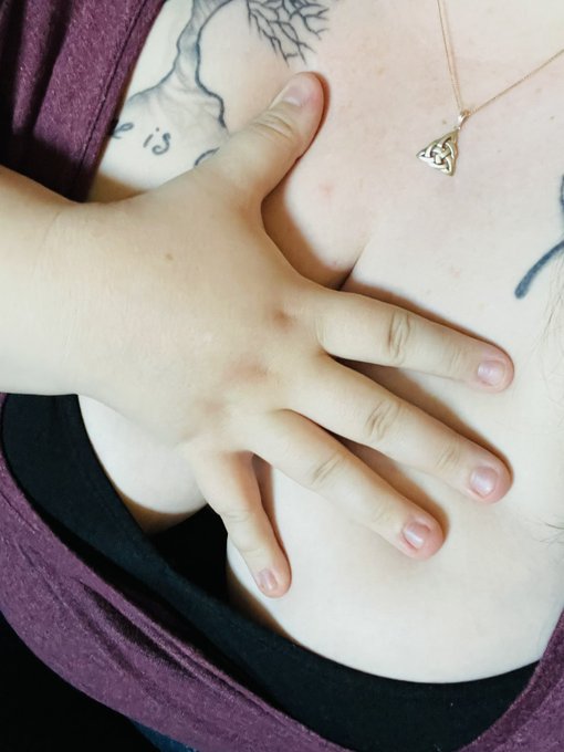 Someone said that there aren&rsquo;t enough hand pics from the girls on here so, hey, here&rsquo;s one. You wanna