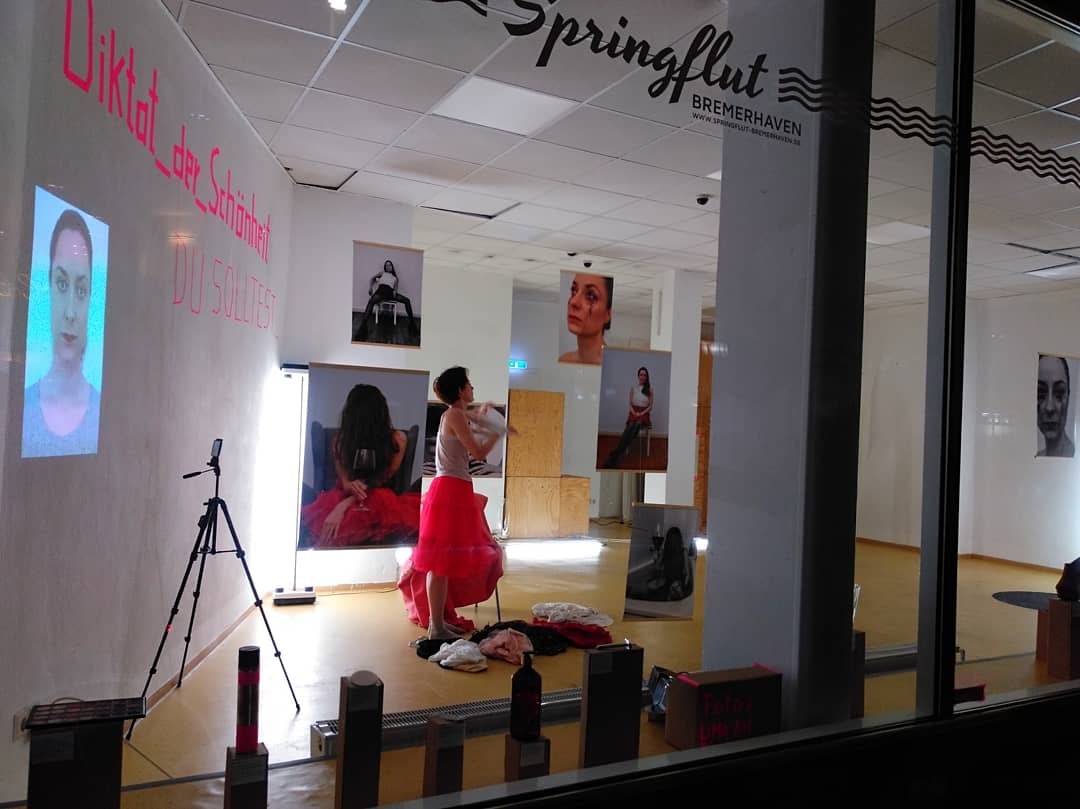 h3pa4's tweet photo. #DiktatDerSchönheit #Springflut #Bremerhaven #Ausstellung mit Schaufensterperformances Wann, kann man auf deren Bio auf Instagram entnehmen. Morgen finden auch einige statt. https://t.co/hKsulSNjY1