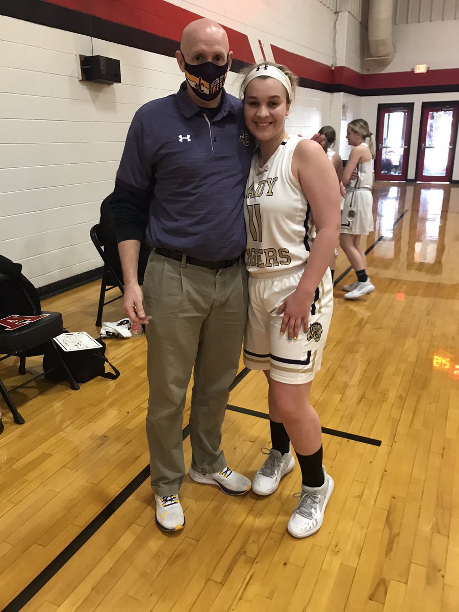 BrendaTincher3's tweet photo. BreAnna Tincher scores 2000th career point today💜 https://t.co/rtDaqB7suq