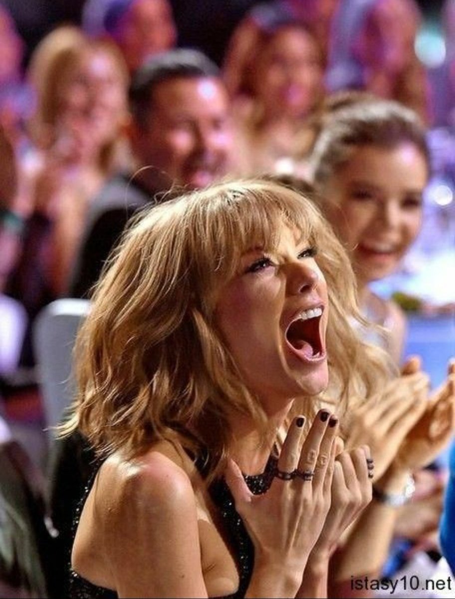 Fioreswift13x1's tweet photo. Si Taylor Swift gana el grammy al album del año // si Dua Lipa gana el grammy al al álbum del año https://t.co/g1uCBPOPMW