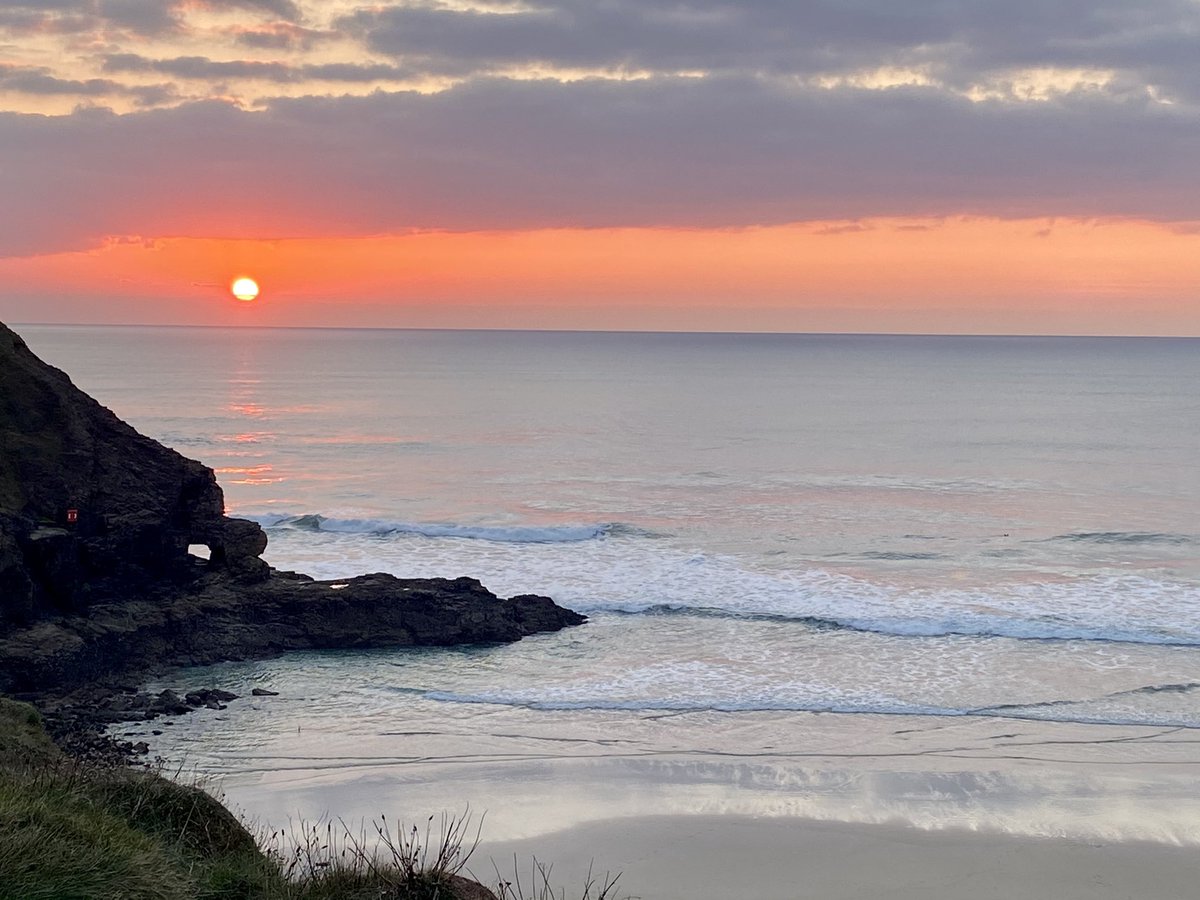 WildSeaMedia's tweet photo. Peachy Perran sunset 🍑 #perranporthbeach #cornwallsunset https://t.co/a1zpM8wZTO