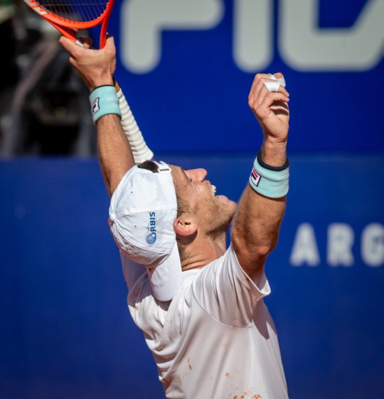 AATenis's tweet image. ¡Y EL PEQUE TAMBIÉN!
1️⃣3️⃣ años después, ¡el @ArgentinaOpen tendrá un campeón ARGENTINO!
👋🏼 @dieschwartzman, el máximo favorito del torneo, irá por su primer título en el país contra su compatriota @FranCerundolo.
✅ SF: 6-4 6-0 a Miomir Kecmanovic 🇷🇸