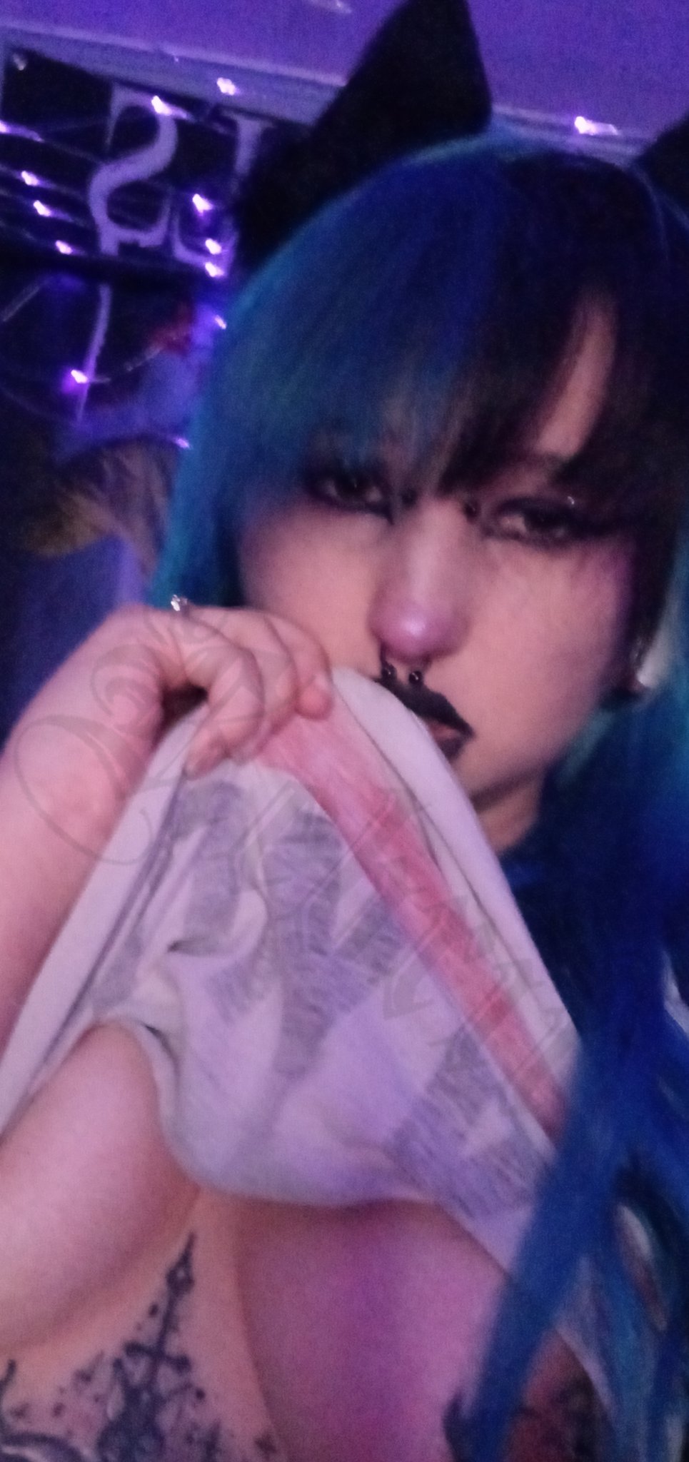 2 pic. If these pics get enough attention I may post the rest of them ;) and yes my stuffies are finally back i missed them https://t.co/0drxyr66Dn