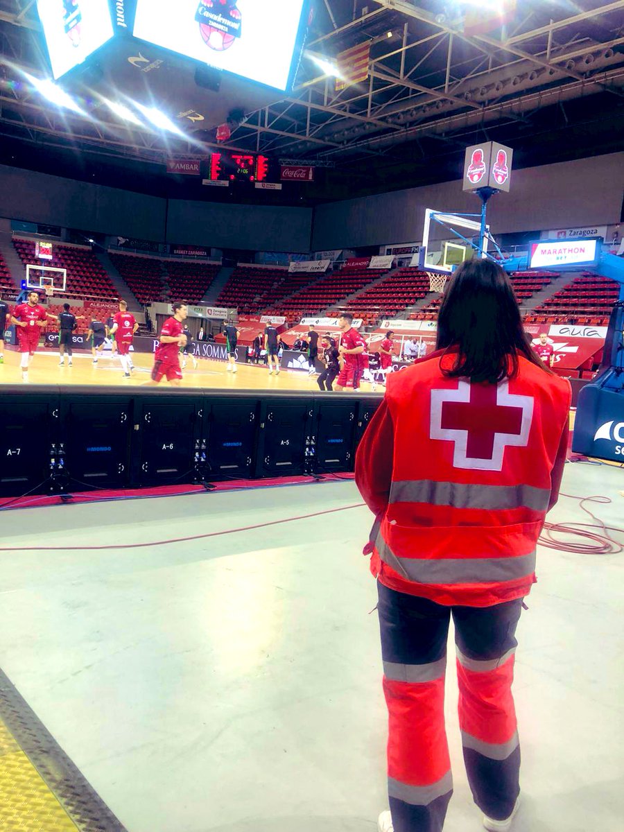 CruzRojaZgz's tweet photo. ➡️ Nos encontramos cubriendo el servicio preventivo #LigaEndesa entre el #BasketZaragoza 🏀 #Juventud en el Pabellón Príncipe Felipe de Zaragoza.

El #voluntariado de Socorros vela por la seguridad de los jugadores, que compiten a puerta cerrada. https://t.co/KegR1ilhGw
