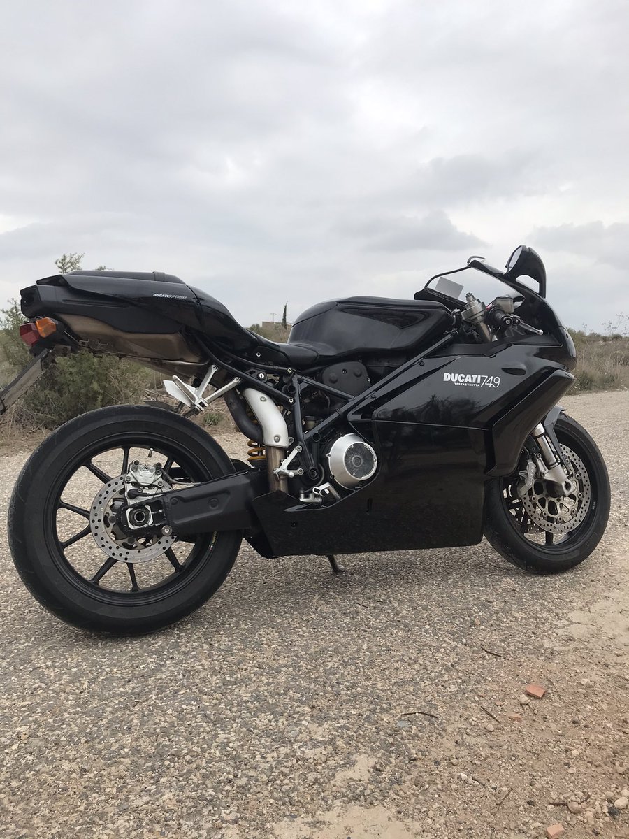 AngelRodriMol's tweet photo. Look at that beauty #Ducati749 #Testastretta https://t.co/8eetjTMJ31