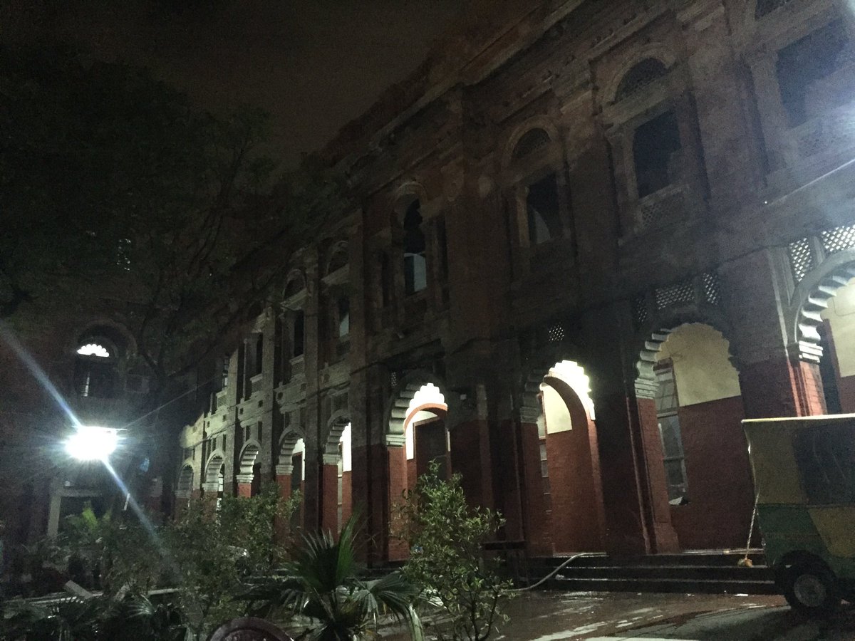 GcuNew's tweet photo. رات ایک بجے نیو ہاسٹل کے ملازمین نئے آنے والے طلبہ کے اعزاز میں منعقدہ عشائیے کی بھر پور تیاری میں مصروف ہیں اور ان کے ہمراہ سپرنٹینڈینٹ نیو ہاسٹل گورنمنٹ کالج یونیورسٹی لاہور پروفیسر ڈاکٹر بابر عزیز صاحب بھی موجود ۔ https://t.co/EB5qtKeBnX