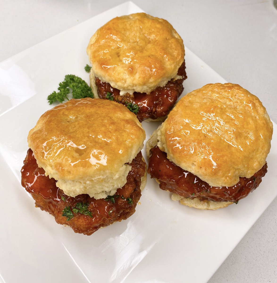 My version of the hot honey “chicken” biscuits, but vegan. 🌱😍