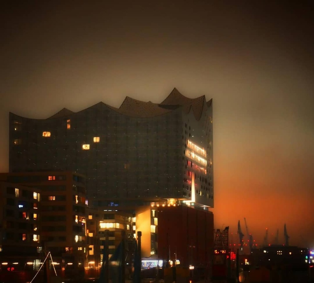 EdSax_Art's tweet photo. At Night
#elbphi

#architecture #urban #edsax #archilovers #archigram #archi_focus_on #jamburg #rawarchitecture #lookuparchitecture #berlin #architecturephotography #1_architecture #architectureporn #architeturehunter  #buildingswow #architecturamx #pinn… https://t.co/wXEfgubEcR https://t.co/4vtsxEETmJ