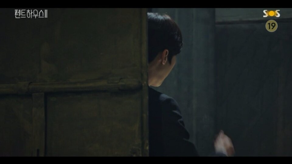 lavie_deces's tweet photo. The face of a douche acting all concern and righteous. 

The jerk award goes to ..... Ha Yoon Cheol! Darn you, ahjussi! 

#ThePenthouse2Ep6
#HaYoonCheol https://t.co/4chnzXsiGj