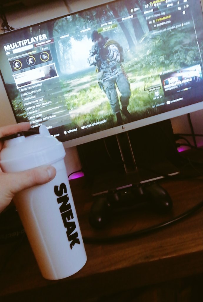 loostcycle's tweet image. Don't forget to stay hydrated while grinding #callofduty #cod #ps4 #gaming #gamer #modernwarfare #warzone #modernwarfare #twitch 💦🥤