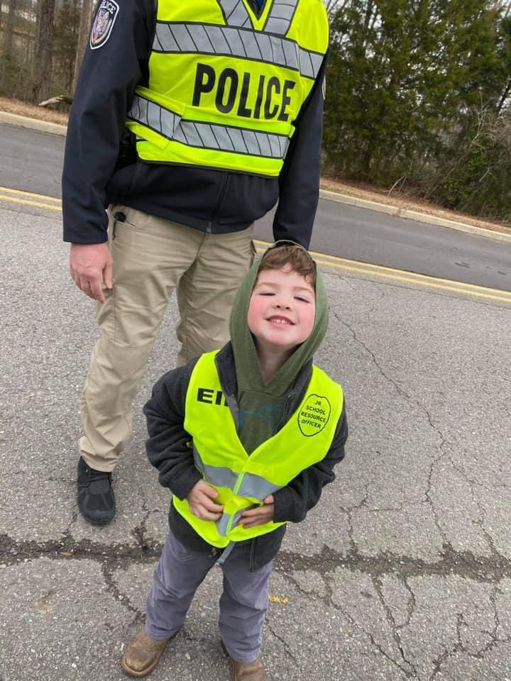 taasro's tweet image. This little guy has a sister at @cullmanprimary. Every day, SRO Sully gets to talk to him. One day, SRO Sully asked if he wanted to help. After helping a few days, SRO Sully made it official. Meet Jr. SRO Eli! @NASRO_Info @cullmanpd @CullmanSuper @AlabamaAchieves @CullmanUSA 💙