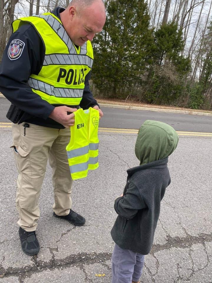taasro's tweet image. This little guy has a sister at @cullmanprimary. Every day, SRO Sully gets to talk to him. One day, SRO Sully asked if he wanted to help. After helping a few days, SRO Sully made it official. Meet Jr. SRO Eli! @NASRO_Info @cullmanpd @CullmanSuper @AlabamaAchieves @CullmanUSA 💙