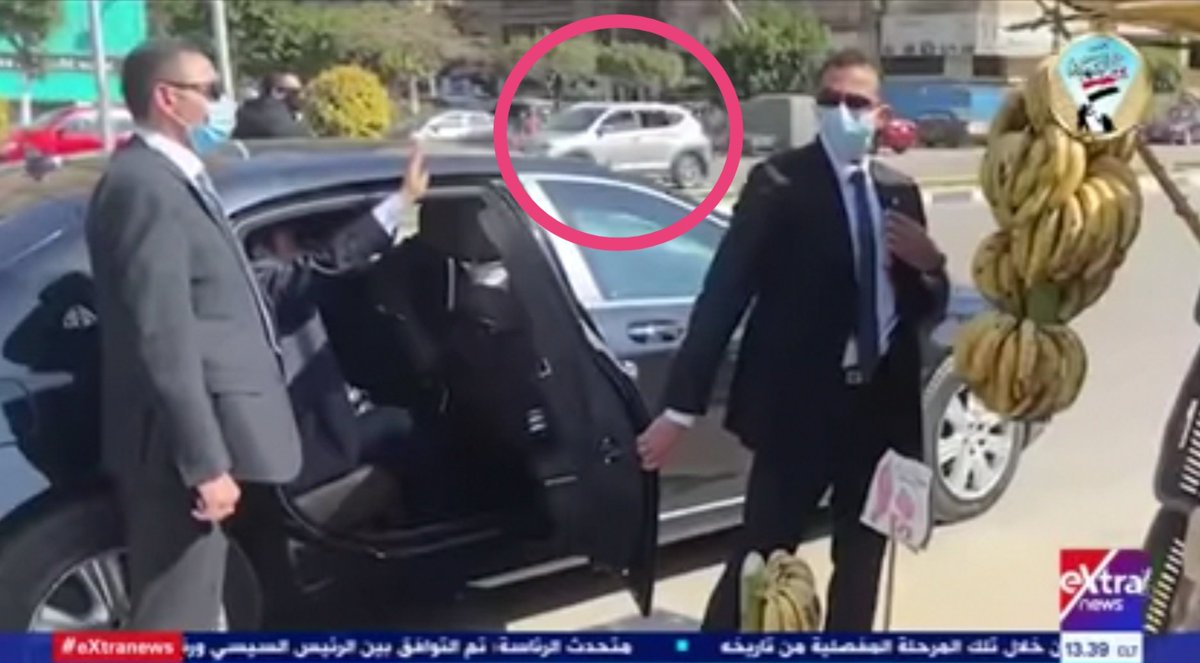 haythamof's tweet photo. انا بس مش مستوعب ازاى هو متحرك فى شارع وبياع متساب فارش بفاكهة على ناصيته
والطريق مفتوح للعربيات
والناس نفسها بتتحرك فى الشارع عادى سواء على الرصيف او عبر الطريق

احنا بنتكلم على راجل مهدور دمه من طوب الارض
نقدر نقول بدون مبالغة انه المطلوب الاول عالميا على قوائم الجماعات. https://t.co/fxnehit97d