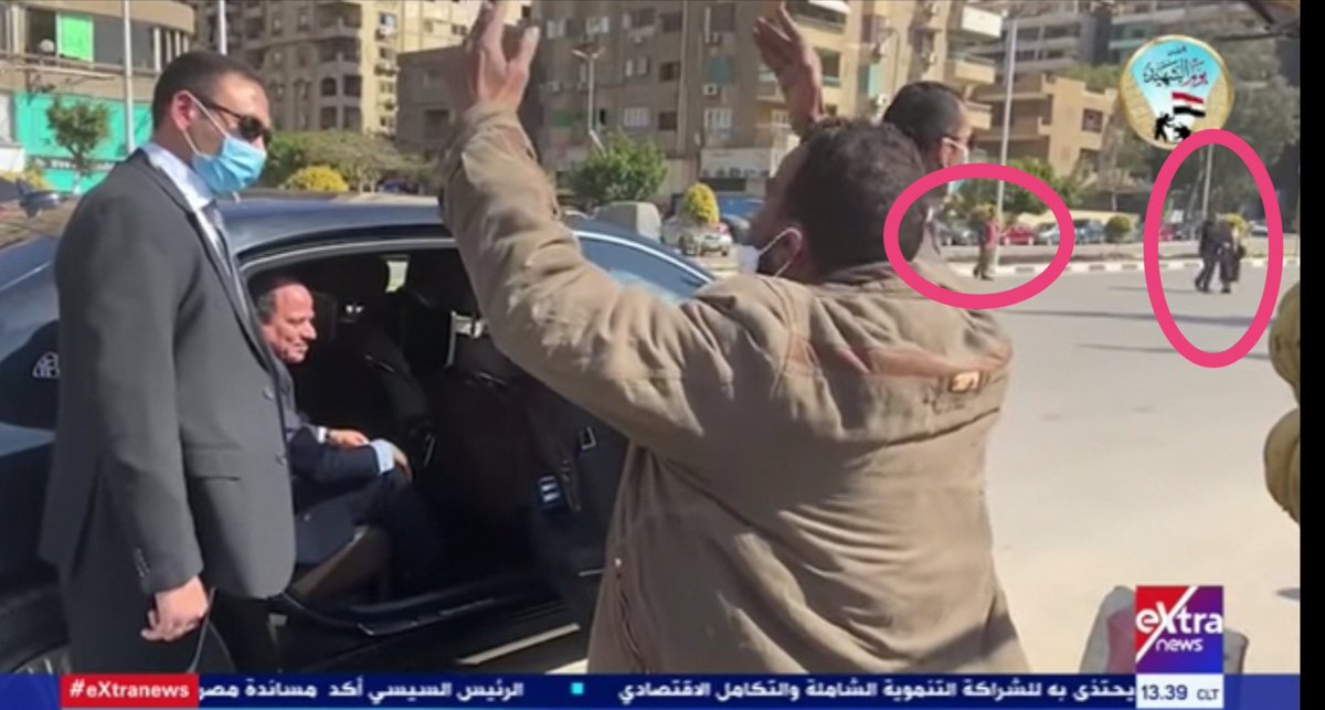 haythamof's tweet photo. انا بس مش مستوعب ازاى هو متحرك فى شارع وبياع متساب فارش بفاكهة على ناصيته
والطريق مفتوح للعربيات
والناس نفسها بتتحرك فى الشارع عادى سواء على الرصيف او عبر الطريق

احنا بنتكلم على راجل مهدور دمه من طوب الارض
نقدر نقول بدون مبالغة انه المطلوب الاول عالميا على قوائم الجماعات. https://t.co/fxnehit97d