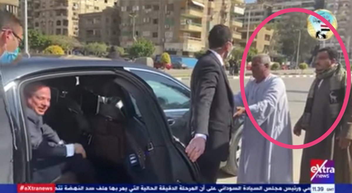 haythamof's tweet photo. انا بس مش مستوعب ازاى هو متحرك فى شارع وبياع متساب فارش بفاكهة على ناصيته
والطريق مفتوح للعربيات
والناس نفسها بتتحرك فى الشارع عادى سواء على الرصيف او عبر الطريق

احنا بنتكلم على راجل مهدور دمه من طوب الارض
نقدر نقول بدون مبالغة انه المطلوب الاول عالميا على قوائم الجماعات. https://t.co/fxnehit97d