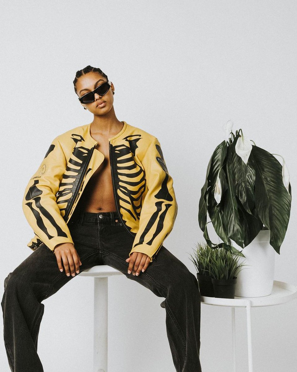#FlyGeenius takes the core of NYC hip-hop identity to concepts such as their racing suit-inspired leather jackets with #VansonLeathers 🏜 exclusive [𝐦𝐞𝐭𝐜𝐡𝐚 𝐨𝐫𝐢𝐠𝐢𝐧𝐚𝐥𝐬] insights with the founder @ metcha.com