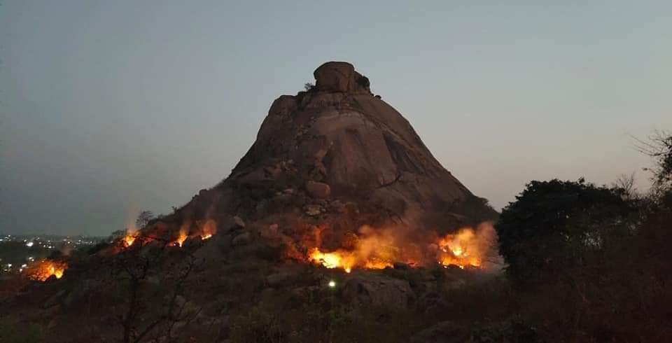 Ajodhya hill of purulia district, west bengal is burning. Please come forward and save our nature. #SaveAjodhyaHills
#StopForestFire #stopforestdestruction
#SaveChotanagpur