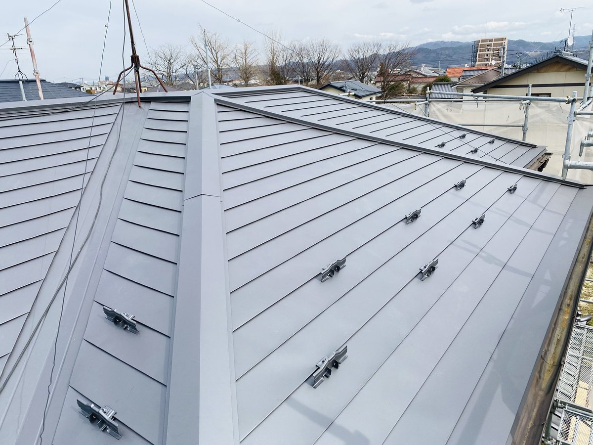 さゆり工務店 主任 高橋智也 福島県 福島市 屋根葺替え工事 屋根葺替え工事完了です 色は瓦の色に合わせシルバーブラックで とてもカッコ良く仕上がりました これで地震にも安心ですね 福島県 福島市 さゆり工務店 企業公式が毎朝地元の天気