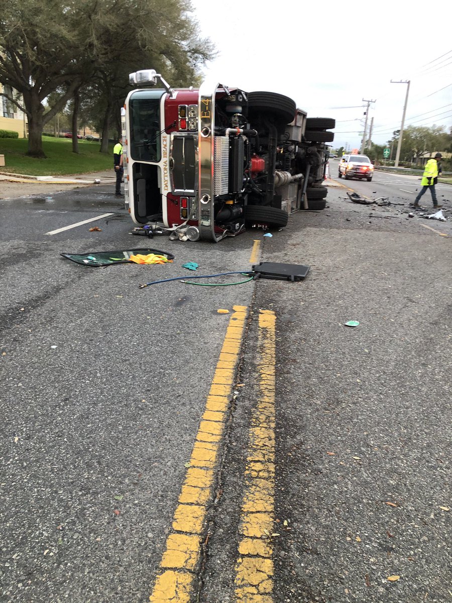 ChiefJakari's tweet photo. DBFD Engine 4 was involved in a traffic crash that caused it to overturn on impact. The firefighters were able to safely exit the fire apparatus and render aid to the driver of the other vehicle who tragically did not survive the crash. Traffic crash investigation is ongoing. https://t.co/dDhhEp0j6O