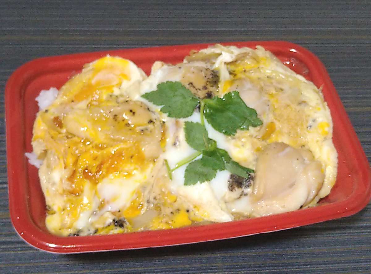 大王烏賊 親子丼 松のや カツ丼には無かった三つ葉も嬉しい 焙煎七味の山椒の香りも良い 鶏肉が大きめなカットなのは好みに分かれるが この玉子の半熟加減は良いいと思う 松のや ラジオ食堂