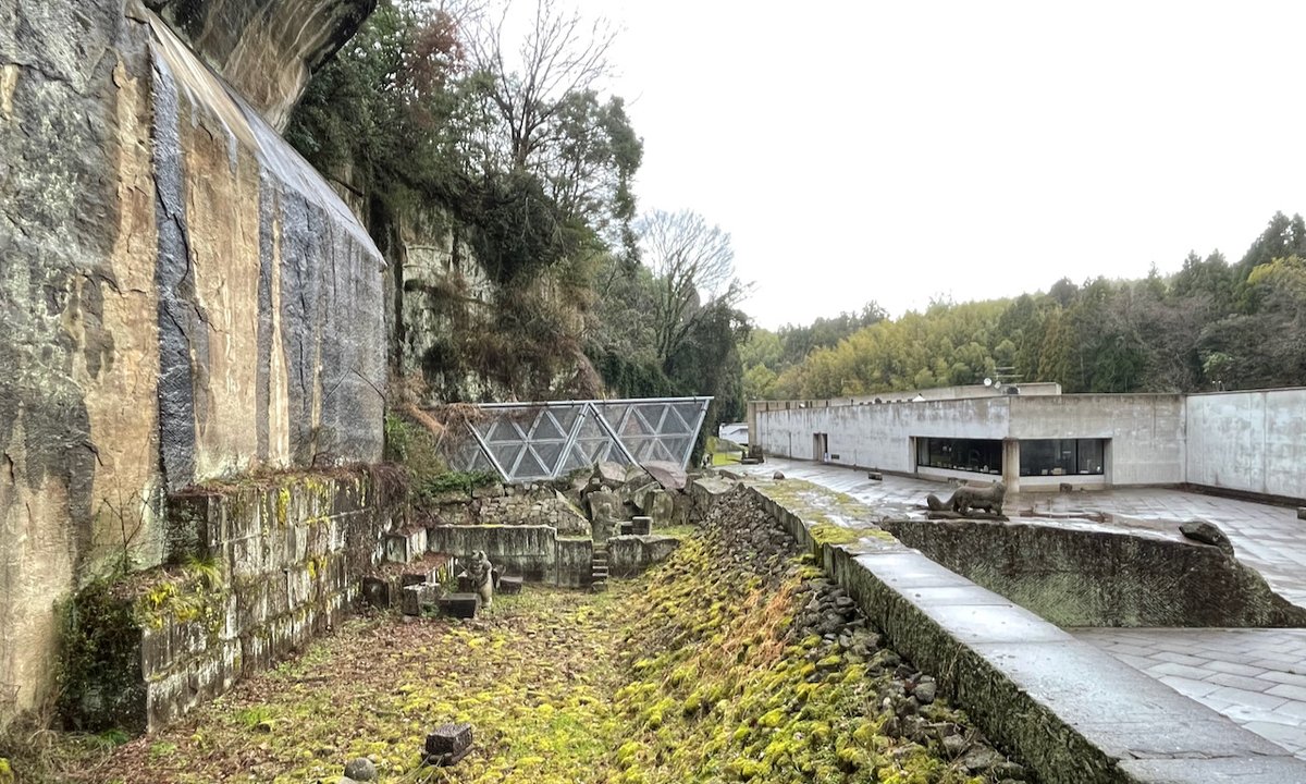 磯達雄 على تويتر 松江市宍道町の来待ストーンミュージアム 設計 黒川雅之 馬庭建築設計事務所 1995年 に寄った 来待石の採石場跡につくられた施設で 岩山のトンネルを抜けると建物が現れるというアプローチ Googleマップではたどりつけない