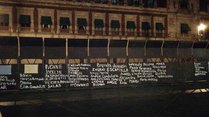 EnoeUranga_'s tweet photo. Las #madres de víctimas de #feminicidio advierten a @lopezobrador_ que el largo de su muro -que esas vallas en "su" Palacio- no serán suficientes para escribir los nombres de todas las #mujeres #asesinadas sin tener #justicia en el país

#NiUnaMás #Antimonumenta #VivasNosQueremos https://t.co/hxzPuWBMWB