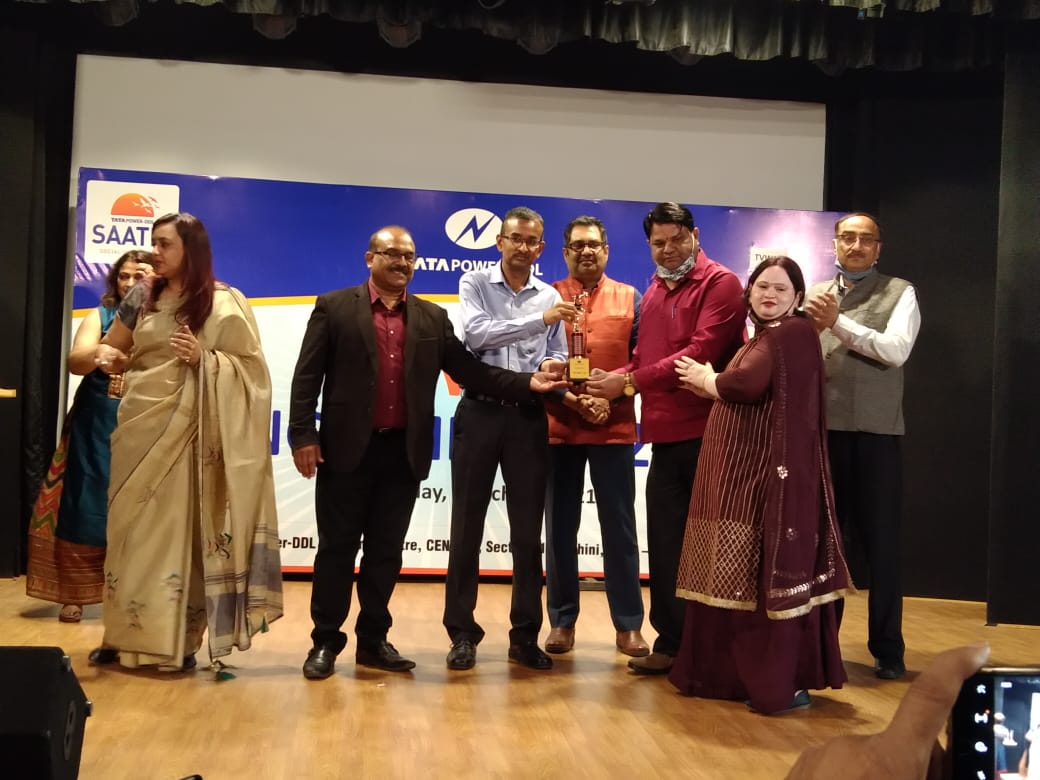 vssdelhi's tweet photo. विकलांग सहारा समिति दिल्ली की कार्यकारिणी की ओर से संस्था के संस्थापक मुख्य कार्यकारी अधिकारी कपिल कुमार अग्रवाल Tata Power Delhi distribution limited के सीईओ श्री गणेश श्रीनिवासन द्वारा संस्था को बेस्ट एनजीओ अवार्ड से एनजीओ मीट के दौरान अवार्ड से नवाजा गया #vssd #kka #tpddl https://t.co/mQokZwHcZ2
