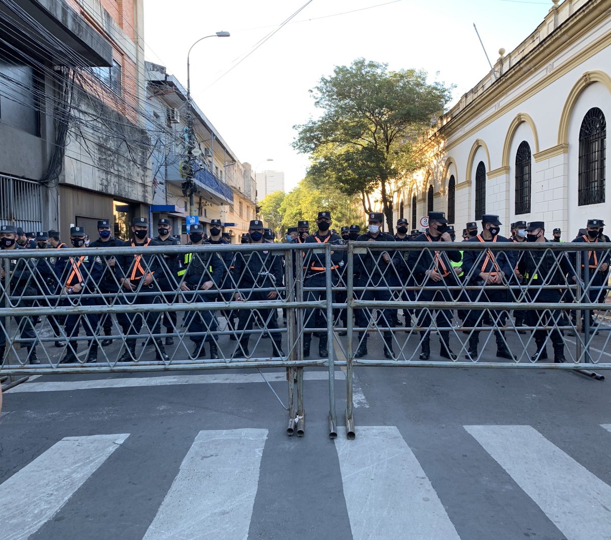 El_PlagueonPy's tweet photo. Quiero destacar algo en esta foto:

Que cableado de mierda tenemos por Asunción https://t.co/gWh78lKL8P