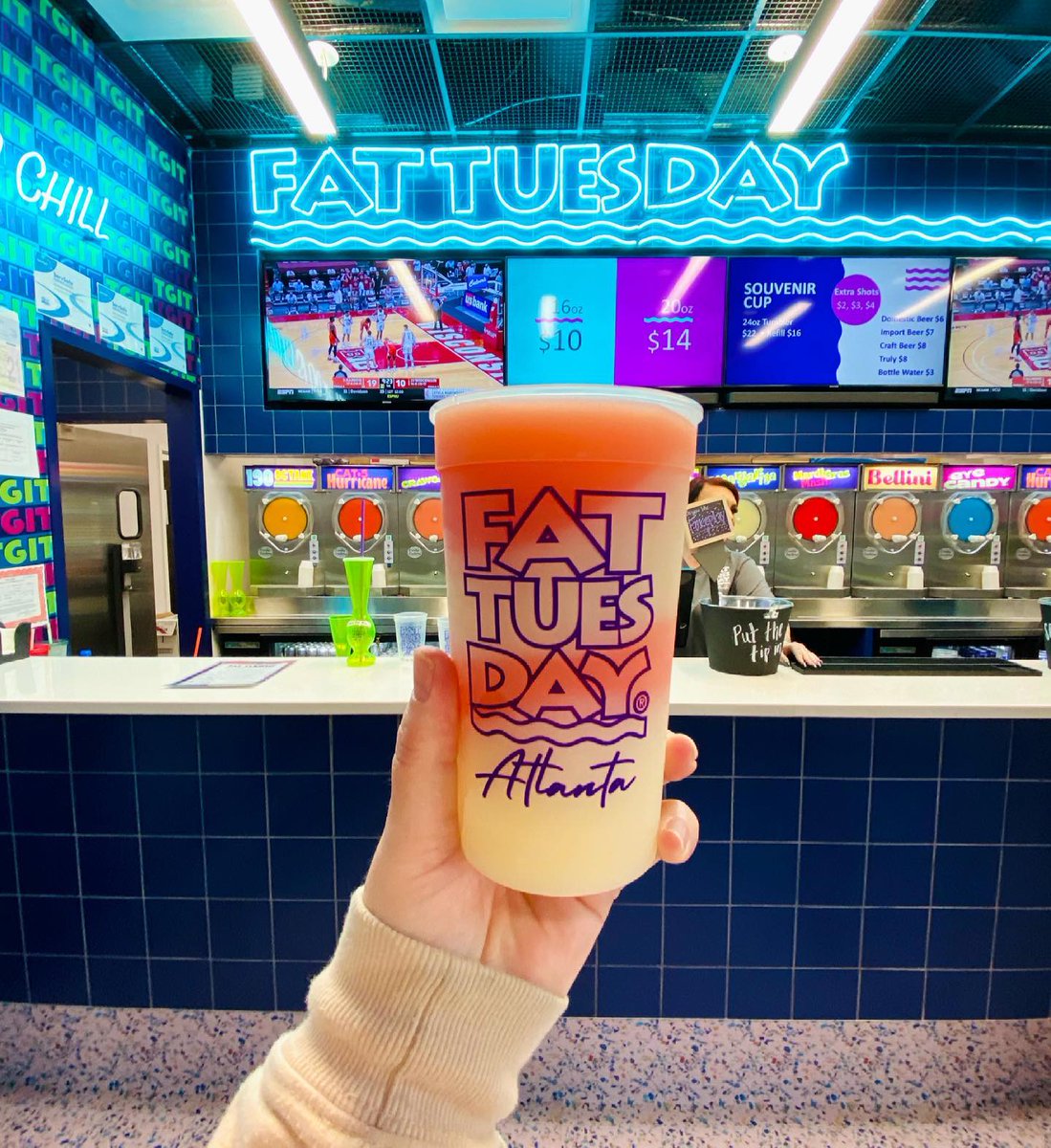 Cheers to Saturday night!
📷: @whosefoodisitanyway