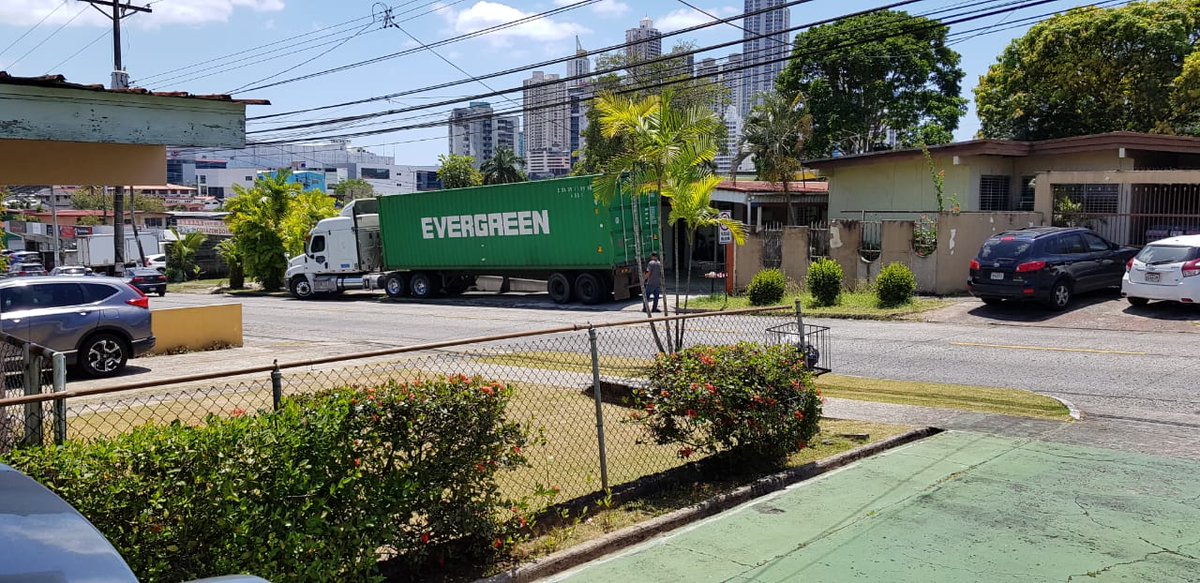 altosdelchase's tweet photo. En este instante en la calle 74 oeste, principal, casa 34 G. Obstruyendo transito. Sábado, 6 de marzo, las 12 m. @ATTTPanama @MIVIOTPma https://t.co/U8Y9qbwGxc