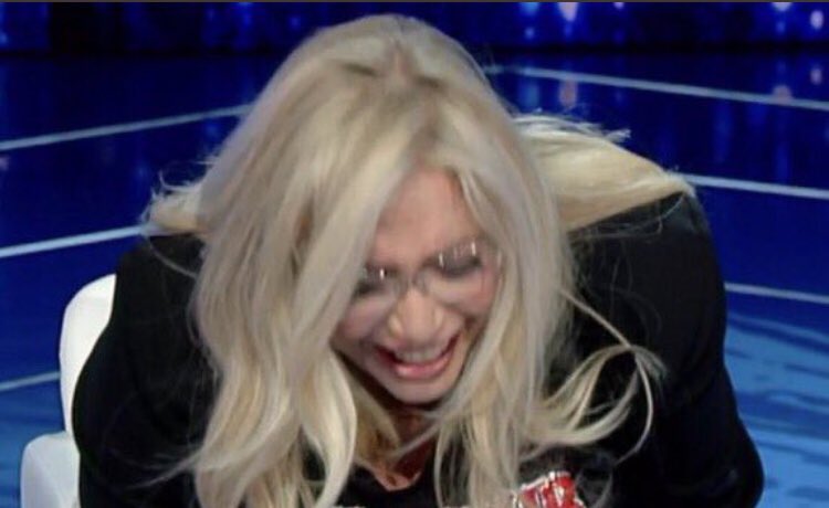 ssarisfaction's tweet photo. ZLATAN CHE LEGGE PAROLA PER PAROLA DAL GOBBO sembro io alle interrogazioni quando facevo la disinvolta ma cercavo di leggere dal libro  #Sanremo2021 https://t.co/6XAP4n2qtg
