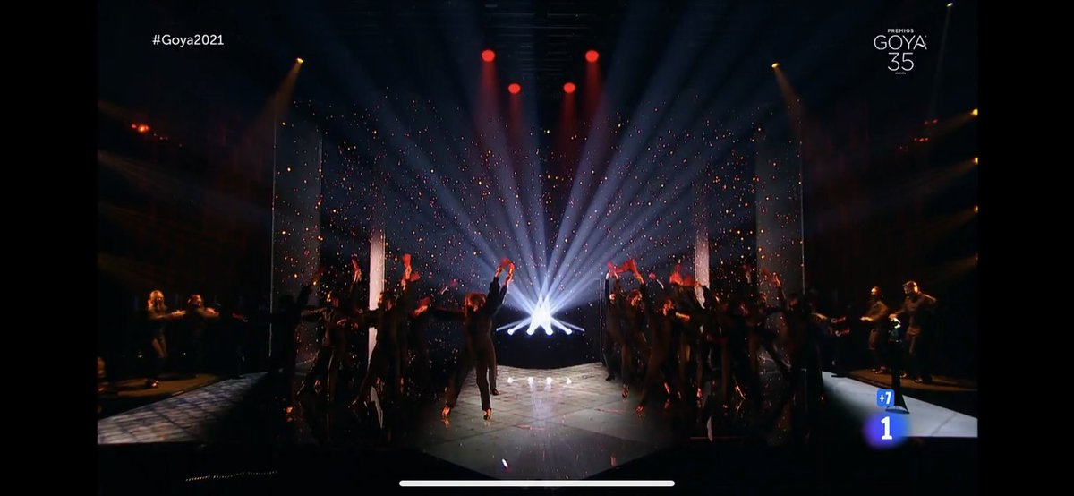 LauTeruel's tweet image. Ángela Molina es una diosa.
Qué fotografía más sublime. Técnicamente impecable la gala. #Goyas2021 #Goya2021 #PremiosGoya