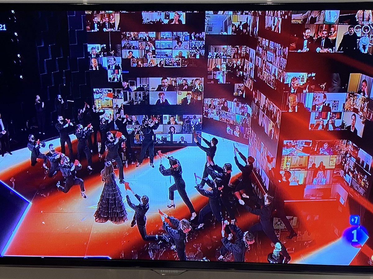 LaraGomezBa's tweet photo. Nunca tanta gente al mismo tiempo en el escenario de los Goya. Plano espectacular #Goya2021 https://t.co/V199MTQiEZ