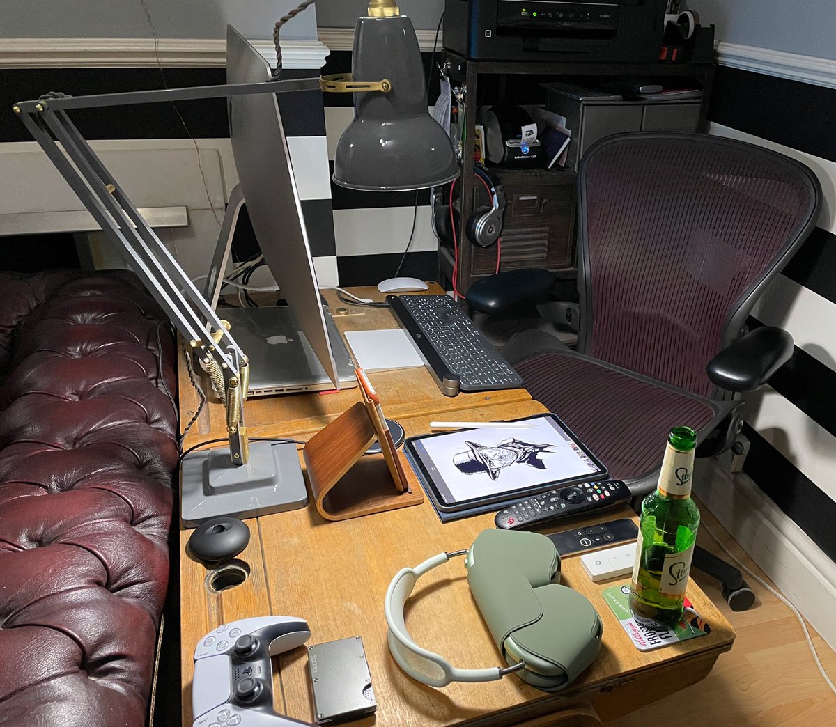 RevLevel's tweet image. Working late is easier with a nice cold beer

#hermanmiller #hermanmilleraeron #aeron #officechair #officespace #homeoffice #design #designspace #workingfromhome #airpodsmax #anglepoise #Illustrator