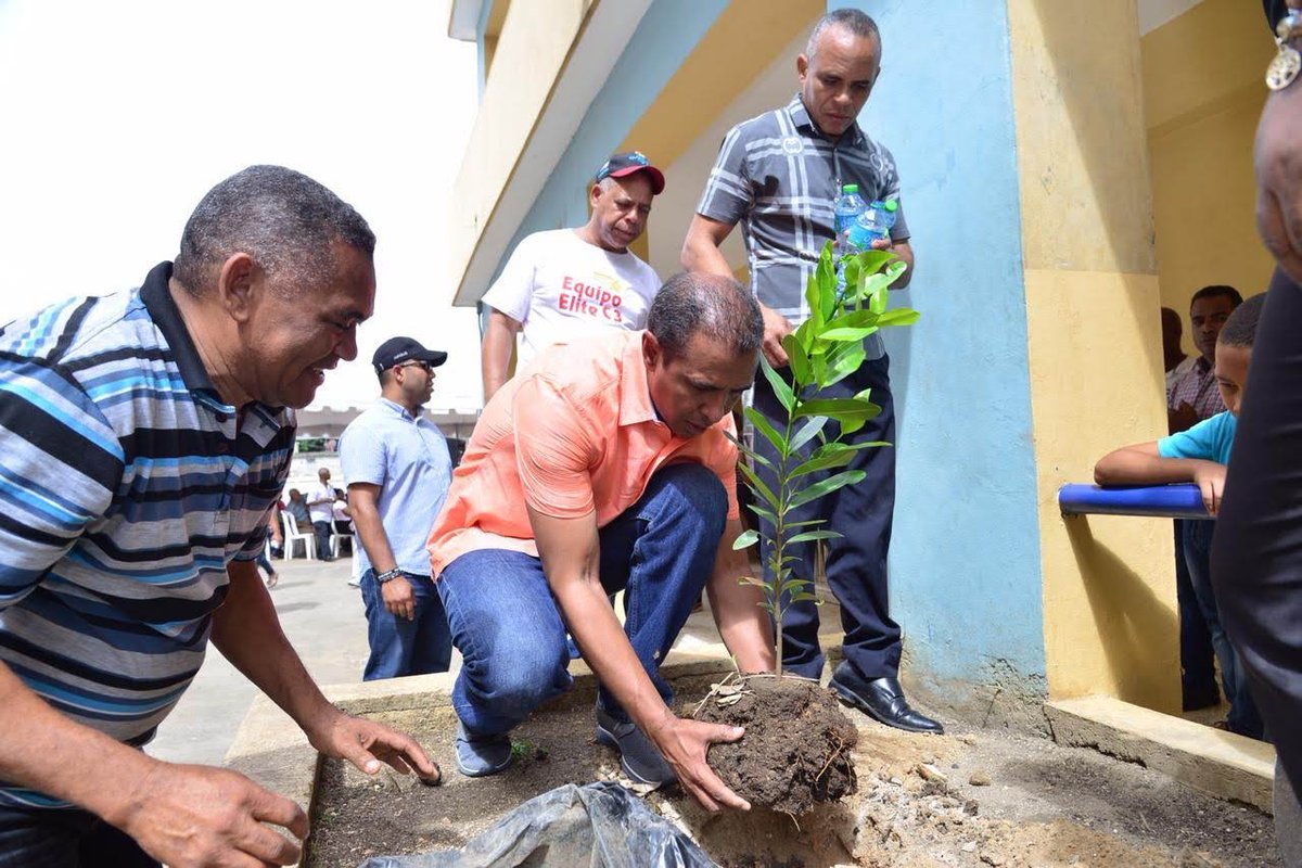 DominicanoNaci's tweet photo. @DomingoCG1 Contreras siempre responde cuando se le solicita!
Él es un hombre humilde, honesto y trabajador, y lo necesitamos en comité político del @PLDenlinea #DomingoContrerasAlCP https://t.co/QvDhD7Q1ru