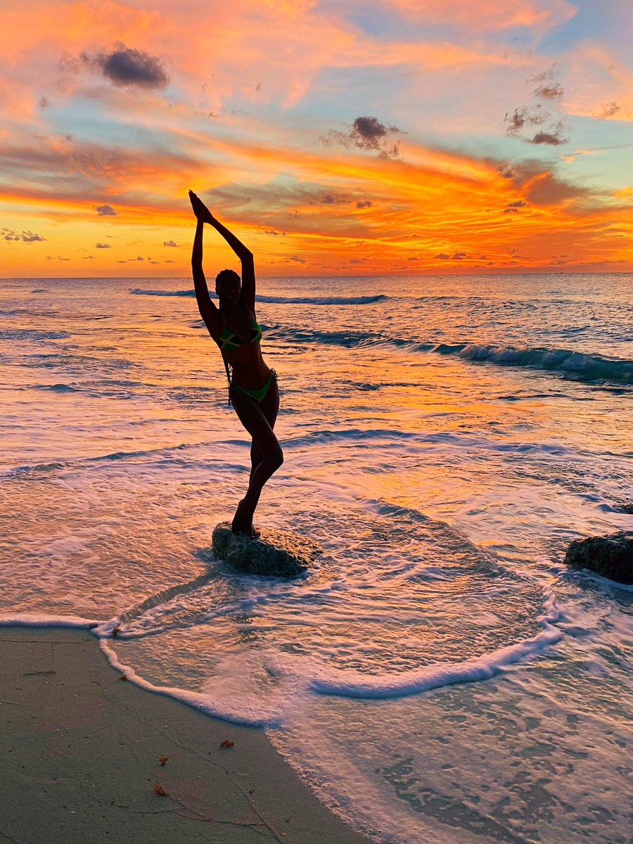 DavinaBennett_'s tweet photo. How’d you guess I am Jamaican?🤷🏽‍♀️🇯🇲

Happiest by the conch stand, &amp; the beach overlooking the sunset &amp; calling my friends at sea✨ 

Hair: @lotusluxhair 
Swimwear: @everythingjamaica 
Shades: @mannbrow 

#itsstillmybirthday #islandgal #jamaican #lifestyle #conchsalad #bimini https://t.co/IzhkvM0eJn