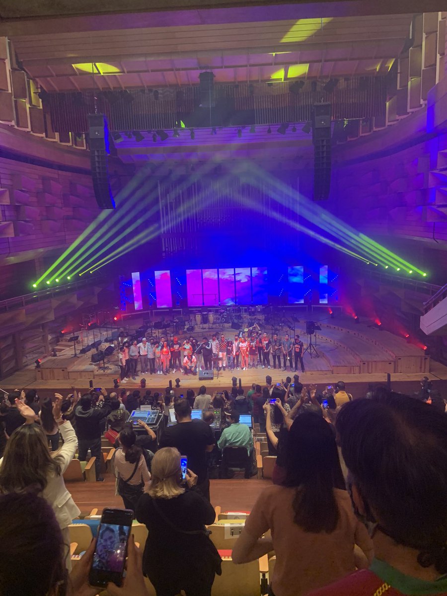 Amandalucci's tweet photo. Waoooo por primera vez tuve el honor de escuchar en vivo a la Orquesta LatinoCaribeña Simón Bolivar con un homenaje a King Chango 🇻🇪🥳 

#VenezuelaTuya 🥰 https://t.co/6td5t85Spv